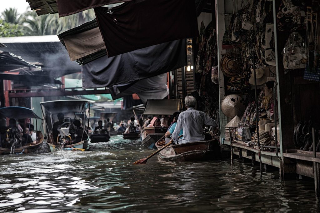 🚆BKK012: “Markets in Motion” — Risky Train & Damnoen Saduak Floating Market Half-Day Tour